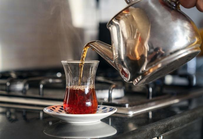 Çay demlerken önce sıcak su mu konulmalı yoksa çay mı 🤔?