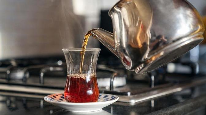 Çay demlerken önce sıcak su mu konulmalı yoksa çay mı 🤔?