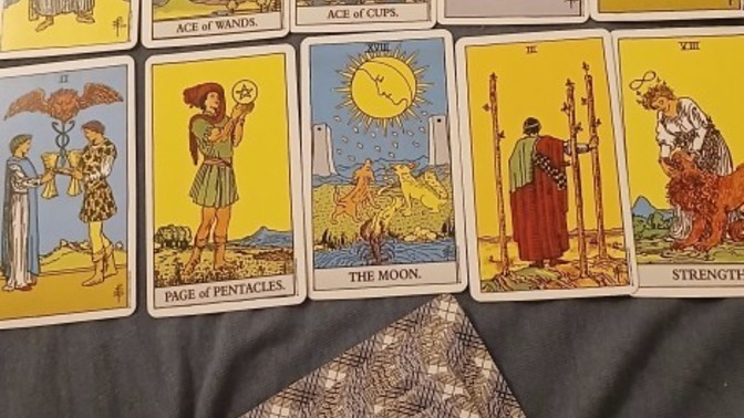 Tarot falıma bakacak biri var mı?