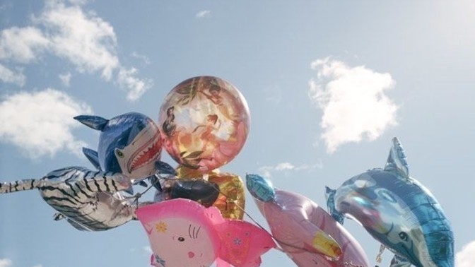 Sana göre şu hayatta gökyüzüne uçan, ulaşılamayan balon misali yitip giden ne var?