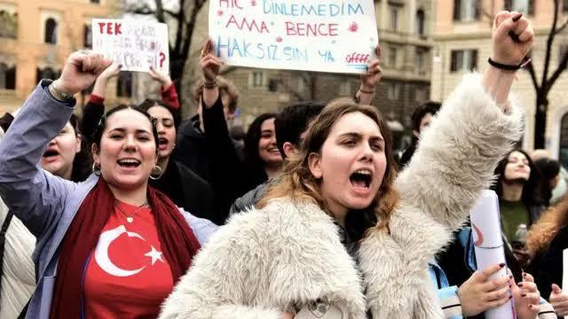 Parfüm yerine biber gazı kullanan karşı cins daha çekici değil mi?