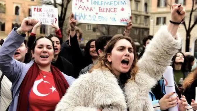 Parfüm yerine biber gazı kullanan karşı cins daha çekici değil mi?