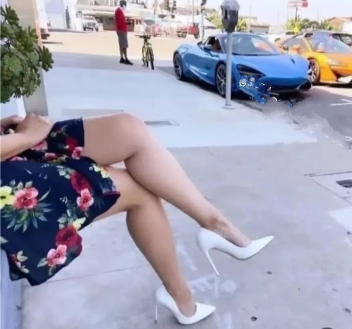 Sizce mavi araba mı güzel yoksa sarı araba mı?