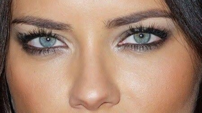 Adriana lima hem esmer hem mavi gözlü nasıl bir genetik bu?