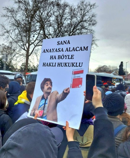5 yaşındaki çocuk bile siyaset konuşuyor şaka gibi değil mi?
