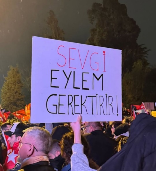 5 yaşındaki çocuk bile siyaset konuşuyor şaka gibi değil mi?