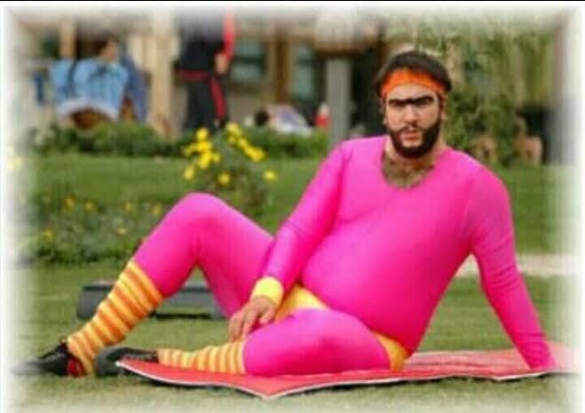 Erkek adam pembe giyer mi?