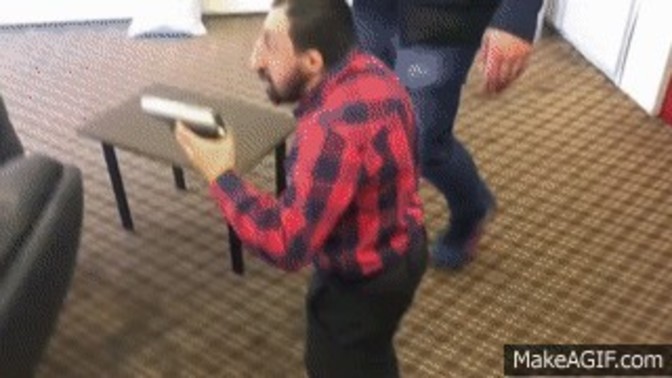 Sokakta hic tanımadığın bayan ya da  erkek sizden yardım istese tepkiniz ne olur?