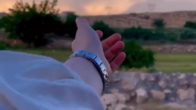 Yarım bıraktığın insan oldu mu başkalarının hikayesine hiç çekinmeden gözyaşı eklemek bu kadar kolay mı?