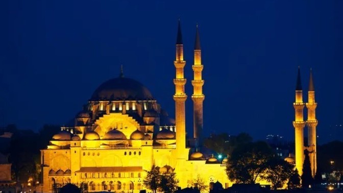 Kırmızı lekeler geliyor, caminin önünde kek falan vereceğiz. bu durumda caminin önüne gidebilir miyim?
