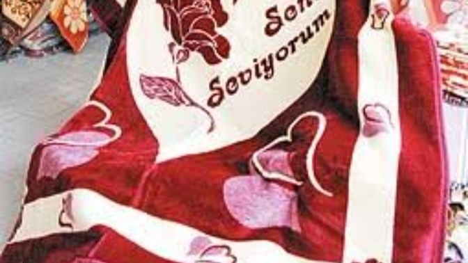 Karşı komşu balkona kalpli seni seviyorum yazılı battaniye asmış, uyku sersemi bakınca biri bana pankart açmış sandım iyimi🙈?