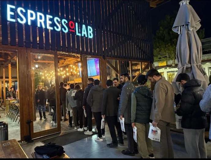 Bazı vatandaşlar EspressoLab’ın önünde namaza durdu. Hiç EspressoLaba gittiniz mi?