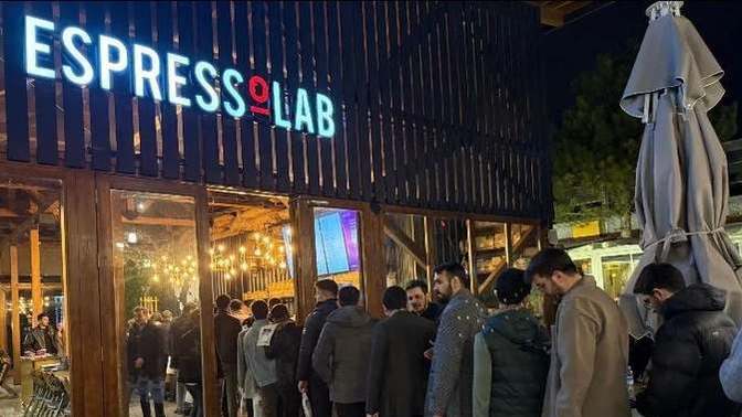 Bazı vatandaşlar EspressoLab’ın önünde namaza durdu. Hiç EspressoLab'a gittiniz mi?