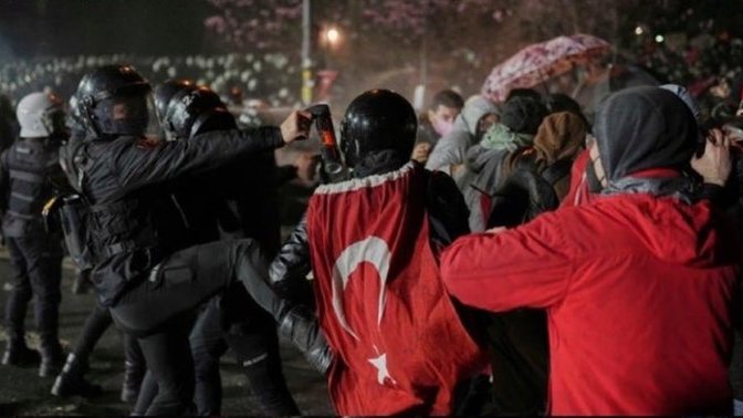 Türk bayrağına tekme atan polis hakkında ne düşünüyorsunuz?