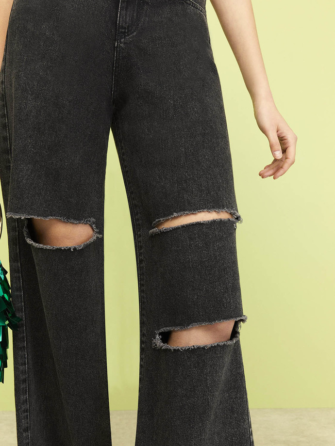 Yırtık jean pantolon mu?