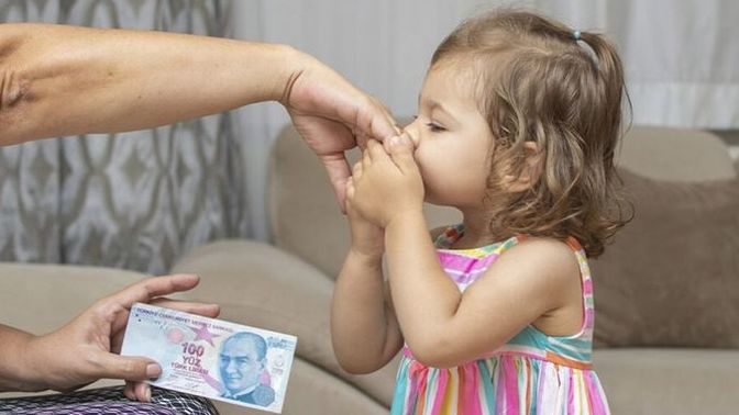 Bayram ziyaretinde çok tatlı yemek mi yoksa bolca para toplamak mı?