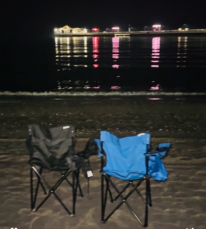 Yanımdaki bu sandalyede, kahve eşliğinde oturmanı ister miydim söyleyeyim mi?