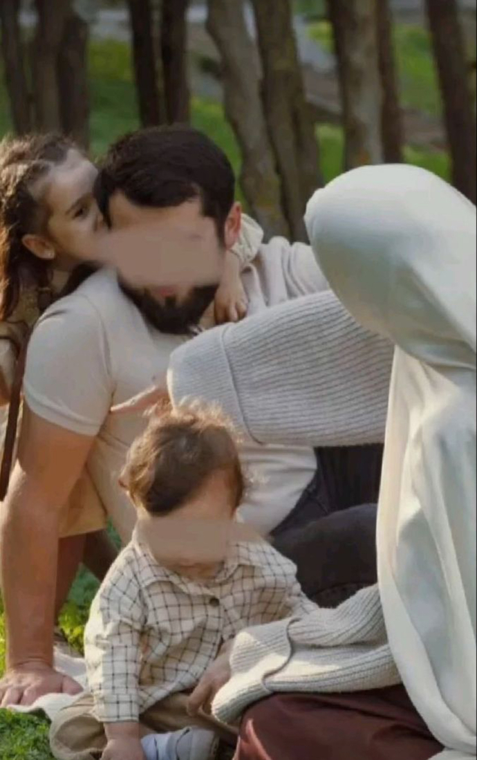 Ben bu fotoğraftaki mutlu aile tablosunun tıpatıp aynısından istiyorum. Ne eksik ne fazla 🥹