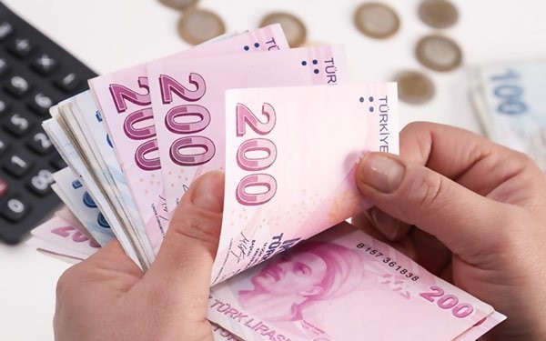 Bayram olduğu için saygıdan kocamın elini öptüm Bayram olmasada para istiyorsun zaten dedi vermedi. ne yapmalıyım?