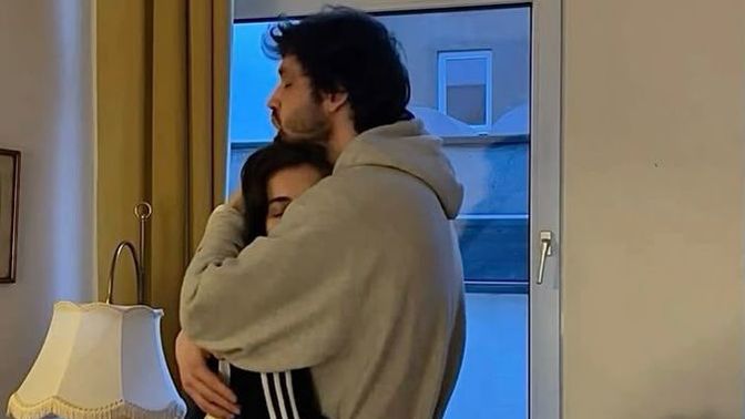 İlk buluşmada sarılmak normal mi?