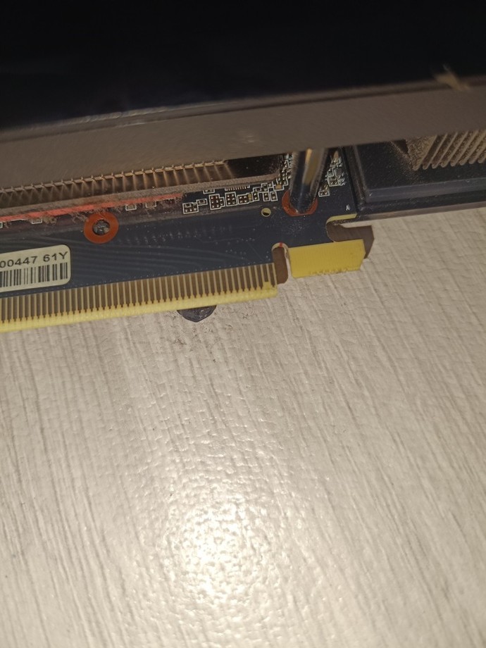 Arkadaşlar ekran kartım görüntü vermemeye başladı ve çıkardım baktım ki bu halde acil yardım?