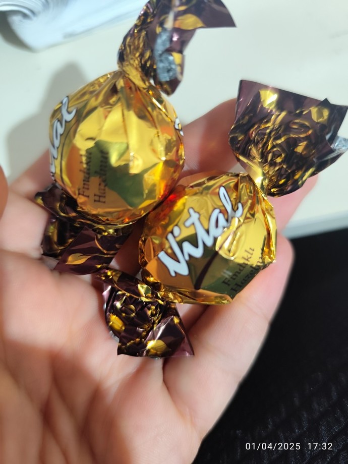 Arkadaşlar tövbe haşa ama ben şeker dünyanın en güzel çikolatalı şekeri olabilir mi yoksa benmi fakirim?