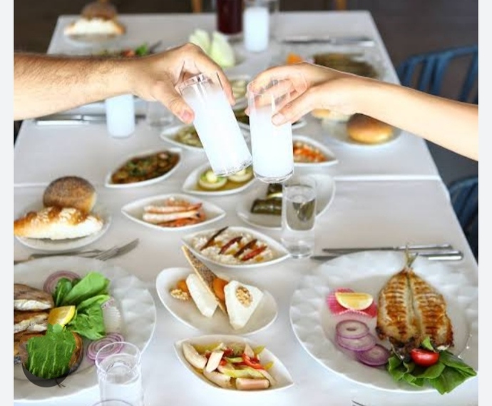 Bir rakı sofrasında neden ilk kadeh şerefe diye kaldırılarak içilir?