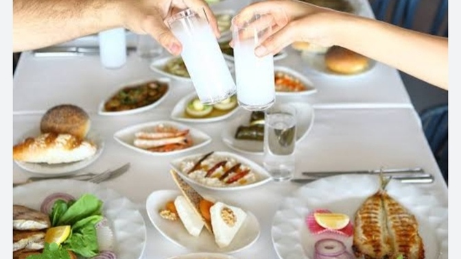 Bir rakı sofrasında neden ilk kadeh " şerefe " diye kaldırılarak içilir?
