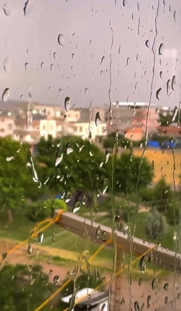 Kim bilir neyi anlatıyor bu yağmurlar? Hüzünlü bir bulutun gözyaşını mı, kurak bir toprağın özlemini mi? ?