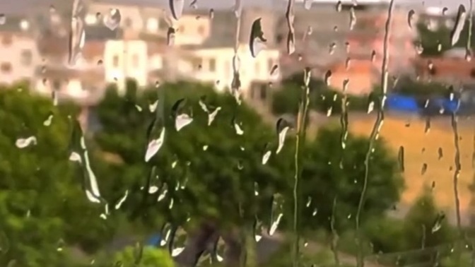 Kim bilir neyi anlatıyor bu yağmurlar? Hüzünlü bir bulutun gözyaşını mı, kurak bir toprağın özlemini mi? ?