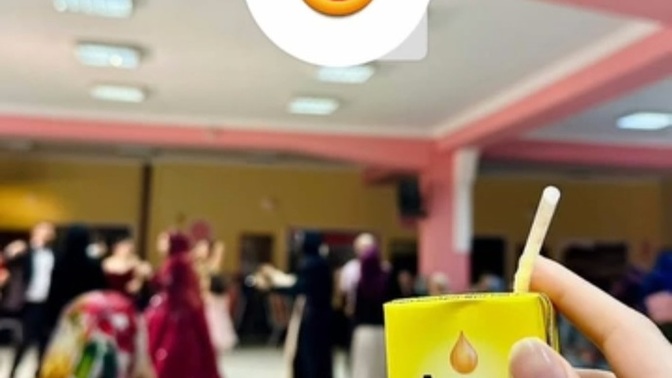 Sanırım mahalledeki herkes evleniyor mu ne her gün evin önünde düğün sesiyle uyanıyorum😃? birazda seneye evlenin yahu?