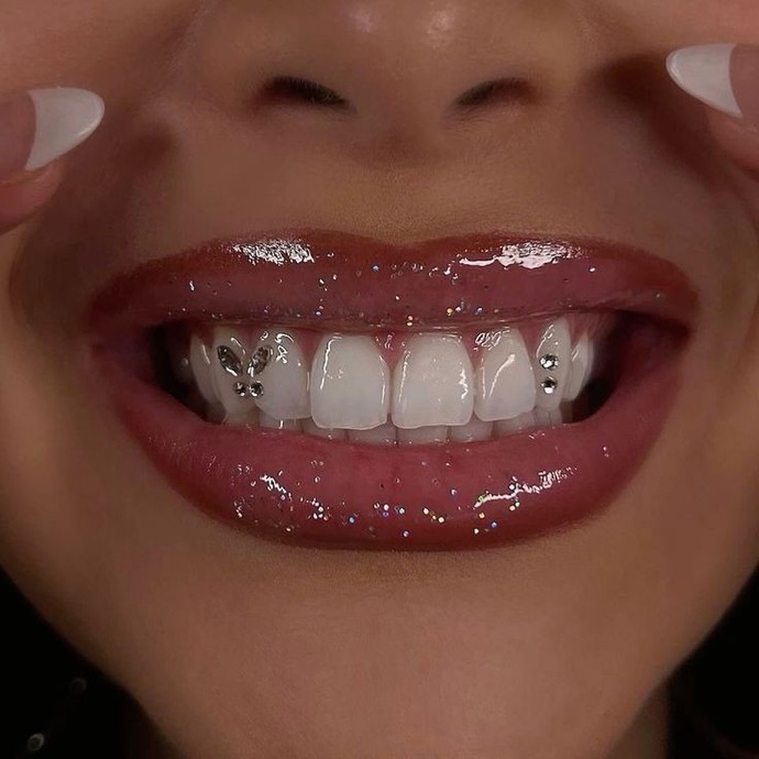 Göbek piercingi mi daha güzel diş piercingi mi?
