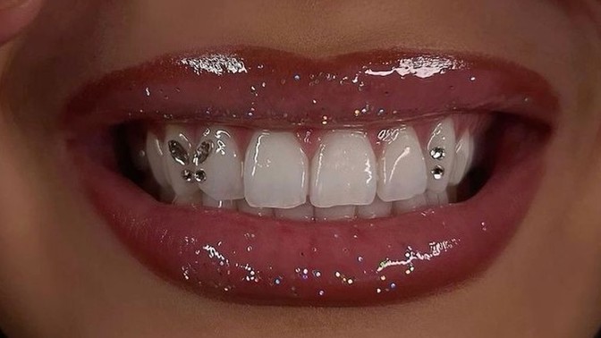 Göbek piercingi mi daha güzel diş piercingi mi?