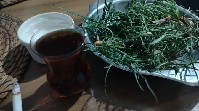 Dinleyince kendimden geçiyorum, masayı kaldırıp paramparça edesim geliyor dediğiniz şarkı var mı?