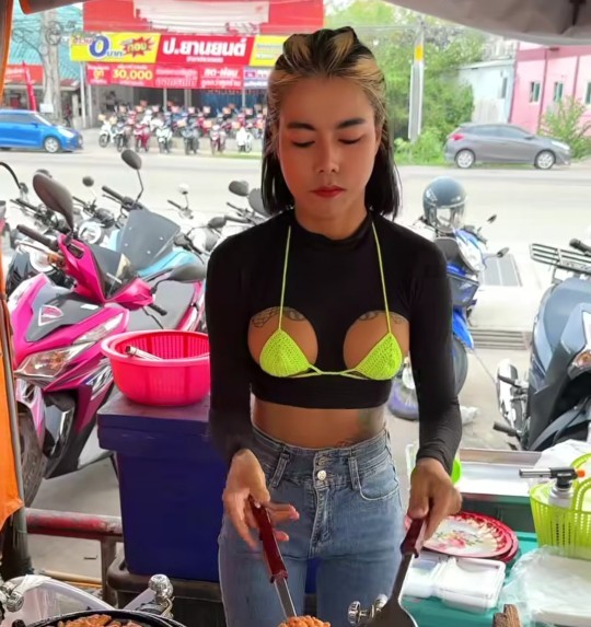 Böyle bir bir elbise giyerek dışarı çıkabilir misiniz?