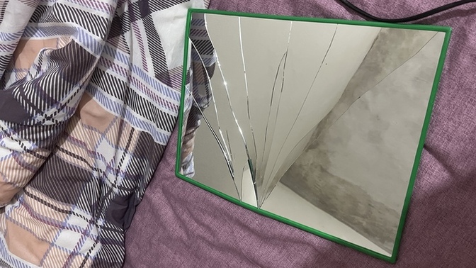 Sakarlığımdan mı bilmiyorum ayna deli gibi kırıldı bütün nazar çıkmış mıdır artık üstümden?