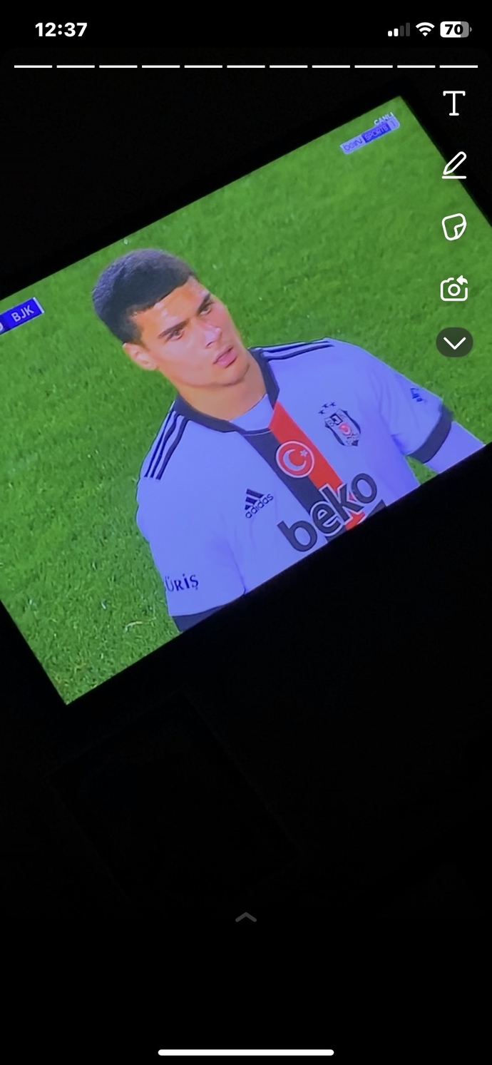 Bu futbolcu kimdi ya?