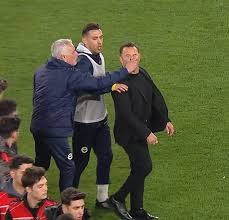 Mourinhonun Okan hocanın burnuna nanik yapması hakkında ne düşünüyorsunuz?
