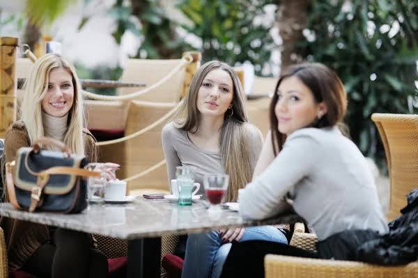 Bir yerde otururken birinin size bakması sizi de rahatsız ediyor mu?