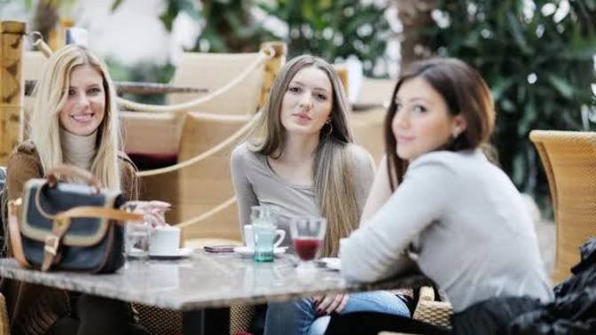 Bir yerde otururken birinin size bakması sizi de rahatsız ediyor mu?