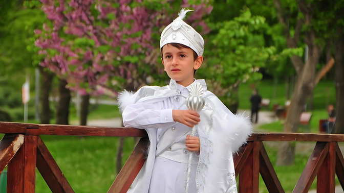 Sünnet düğünü denilen şey saçma değil mi?