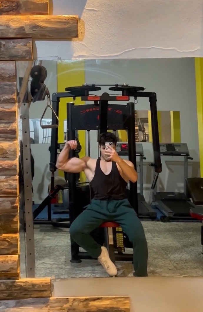 Arkadaşlar bu kız kendini aşşağılayan çocukla spor salonunda güreşiyor ve yeniyor nasıl olur?