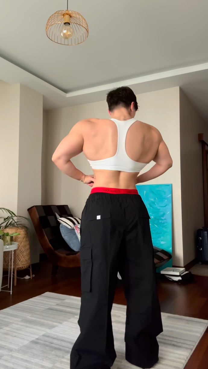 Arkadaşlar bu kız kendini aşşağılayan çocukla spor salonunda güreşiyor ve yeniyor nasıl olur?