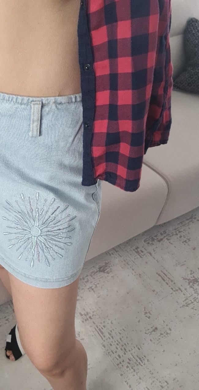 Kırmızı kareli gömleği olan var mı?