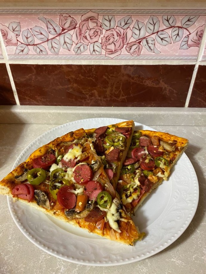 Evde pizzanın kralını yapacak olsan, hangi malzemelerle taçlandırırdın🍕 ?