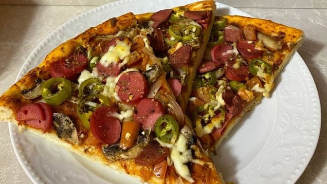 Evde pizzanın kralını yapacak olsan, hangi malzemelerle taçlandırırdın🍕 ?
