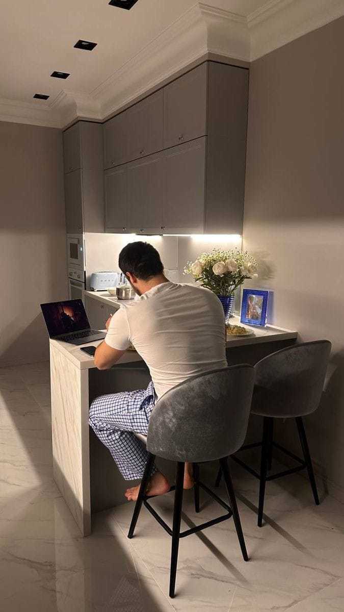 pinterestte gördüm bu fotoyu. nedense bana çok tatlı bir son gibi geldi. hani aşık olduğun adama kavuşmuşsun da bu normalin olmuş
