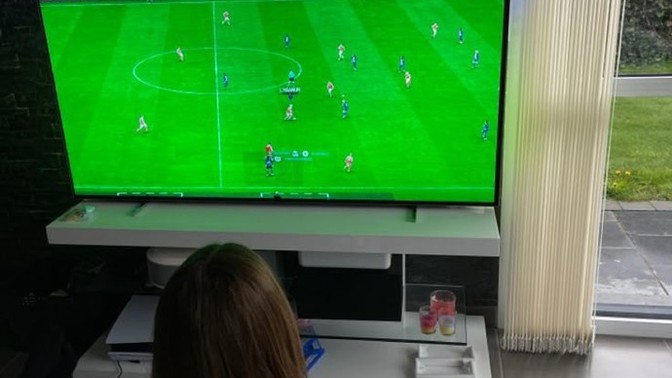 Erkekler kadınların sevdiği ve övdüğü şeylerden neden nefret ediyor? Kendileri sevse bile?