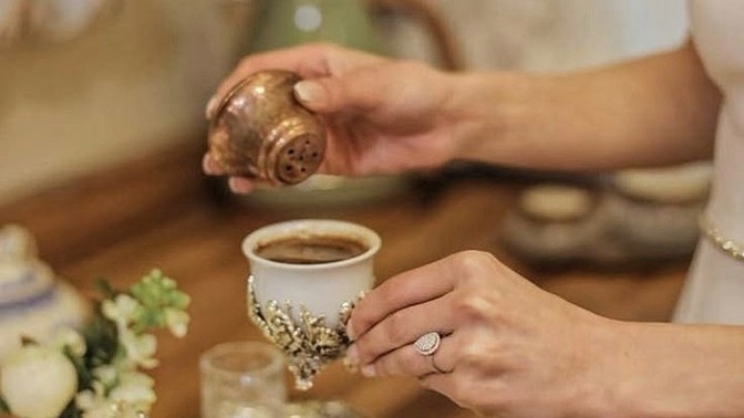 İsteme kahvesine tuz atar misiniz/atılmasını ister misiniz?