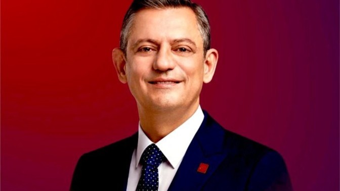 Sayın Özgür Özel'in son dönem siyasi performansı için tek kelimelik yorumunuz nedir?